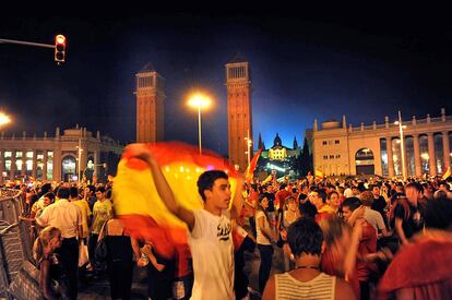 Los aficionados celebran la victoria en la Plaza de España de Barcelona.