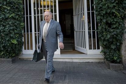 Jordi Pujol, ayer a la salida de su casa en Barcelona. 