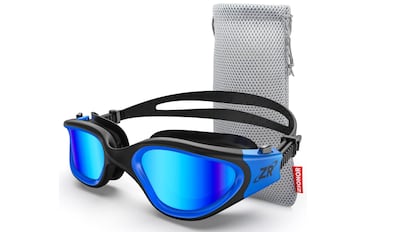 gafas de natación que incluyen una funda suave para su almacenamiento.