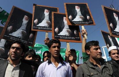 Un millar de seguidores del asesinado expresidente afgano Burhanuddin Rabbani gritan contra los talibanes y contra Pakistán, en una manifestación en Kabul el 27 de septiembre.