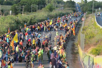 La marcha de Tarragona transcurre por la N-340. Imagen de la caminata a la altura de Altafulla.