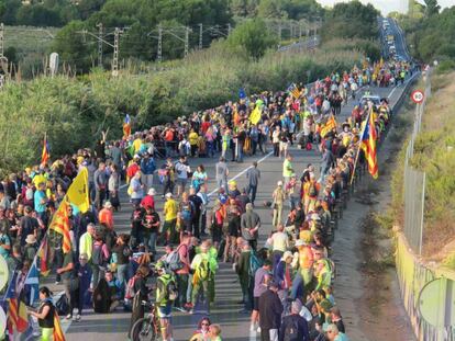 La marcha de Tarragona transcurre por la N-340. Imagen de la caminata a la altura de Altafulla.