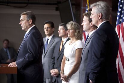 El presidente de la Cámara de Representantes, el republicano John Boehner, se dirige a la prensa en el Capitolio, acompañado por otros congresistas de su partido.