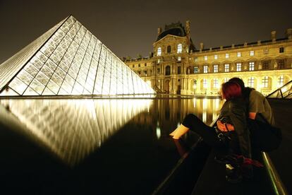 La pirámide del Louvre de París, proyectada por el arquitecto I. M. Pei.