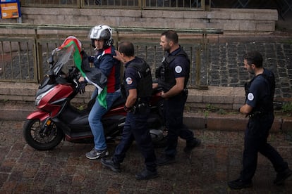 Un hombre es apartado por la policía por gritar y reprochar una concentración contra el antisemitismo celebrada el viernes en la localidad francesa de Toulouse. 