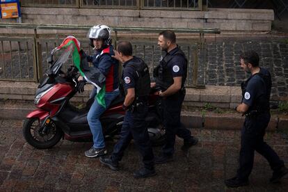 Un hombre es apartado por la policía por gritar y reprochar una concentración contra el antisemitismo celebrada el viernes en la localidad francesa de Toulouse.