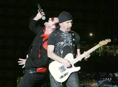 The Edge, con Bono, cantante de U2.