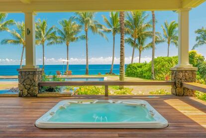 Uno de los mayores lujos de la casa es el jacuzzi al aire libre con vistas a las palmeras y al océano.