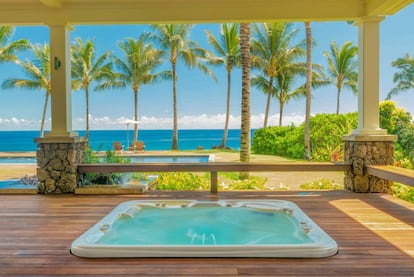 Uno de los mayores lujos de la casa es el jacuzzi al aire libre con vistas a las palmeras y al océano.