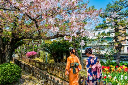 Dos mujeres pasean por la isla de Dejima, en Nagasaki (Japón).
