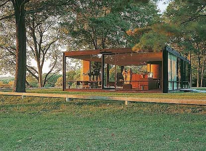 Philip Johnson, en su &#39;Glass House&#39;, empleó una estructura de piezas estandarizadas de acero. Sin embargo, hoy su casa es juzgada más como un trabajo de paisajismo que de arquitectura. Es enteramente transparente. Está organizada en torno a un cilindro de ladrillo que contiene el baño, el único espacio aislado.