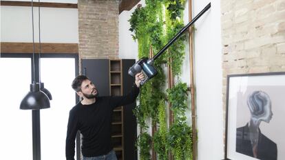 Este modelo de aspiradora de escoba y de mano de Cecotec tiene un radio de acción de seis metros.