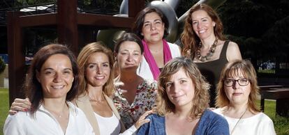 Desde la izquierda, Sara Hernández (PSOE), Patricia Reyes (Ciudadanos), Beatriz Arceredillo (Mover Parla), Patricia García (UPyD), Eva Abril (Ganemos), Eugenia Carballedo (PP) y Pilar Fernández (IU).