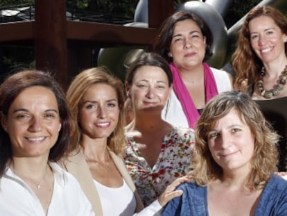 Desde la izquierda, Sara Hernández (PSOE), Patricia Reyes (Ciudadanos), Beatriz Arceredillo (Mover Parla), Patricia García (UPyD), Eva Abril (Ganemos), Eugenia Carballedo (PP) y Pilar Fernández (IU).