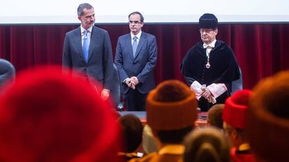 Felipe VI junto al presidente de la CRUE, José Carlos Gómez Villamandos, y el rector de A Coruña, Julio Abalde, este lunes en A Coruña.