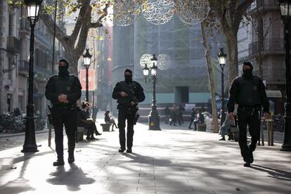 Agentes de la Brigada Móvil de los Mossos d’Esquadra en el paseo del Born, Barcelona.