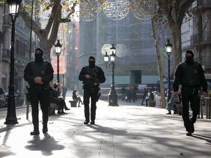 Agentes de la Brigada M&oacute;vil de los Mossos d&rsquo;Esquadra en el paseo del Born, Barcelona.