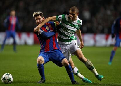 Lionel Messi (izquierda) del FC Barcelona y Jozo Simunovic del Celtic.