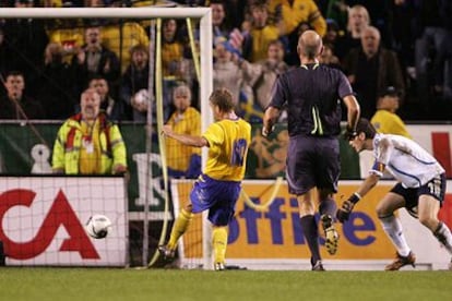 Allback, a la izquierda, marca el segundo gol de Suecia, tras recortar a Casillas