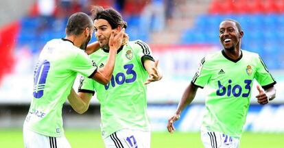 Yuri, Andy y Camille, de la Ponferradina, celebran el gol del segundo.