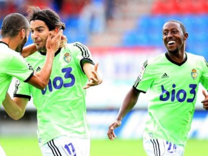 Yuri, Andy y Camille, de la Ponferradina, celebran el gol del segundo.