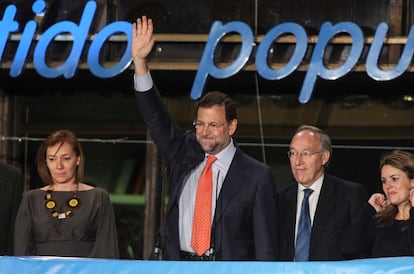 Mariano Rajoy en el balcón de Génova tras conocerse su derrota en las elecciones generales de 2008.