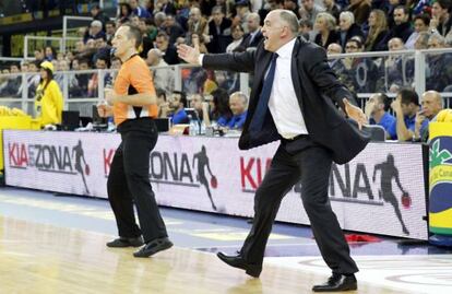 El entrenador del Real Madrid, Pablo Laso durante el encuentro contra Joventut.