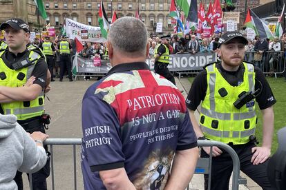 Congregación de miles de antirracistas en Glasgow, Reino Unido, frente a una protesta más minoritaria de extrema derecha, organizada tras los recientes disturbios en Inglaterra, el 7 de septiembre de 2024. 