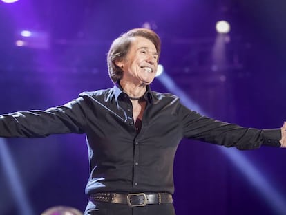 Raphael en el concierto en el Sant Jordi de Barcelona.