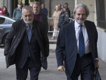 El expresidente andaluz José Antonio Griñán (izq.), con su abogado este martes. 