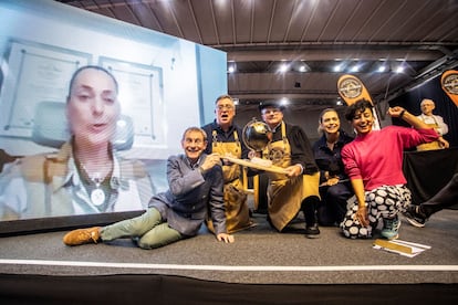 En la imagen, miembros del jurado y presentadores del certamen; en la pantalla, la espa?ola Sonia Marroyo, elaboradora del mejor queso del mundo. Imagen proporcionada por la organizacin de World Cheese Awards.