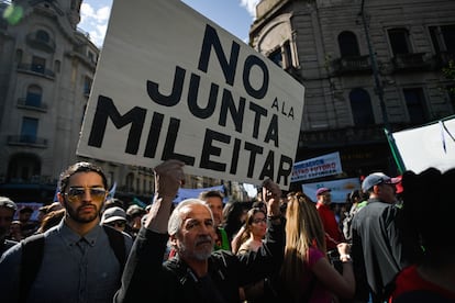 Estudiantes y profesores de universidades públicas de Argentina, respaldados por sindicatos, líderes opositores y organizaciones sociales, se movilizaron el miércoles en Buenos Aires para protestar contra las medidas de recorte presupuestal a las universidades por parte del Gobierno de Javier Milei.