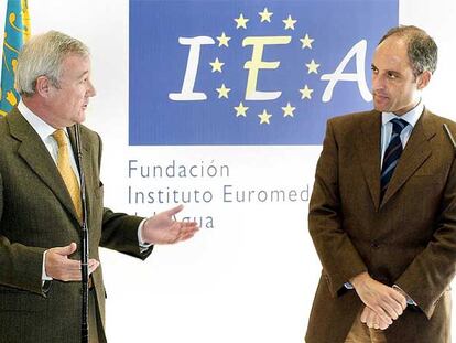 Ramón Luis Valcárcel y Francisco Camps, ayer, en Murcia.