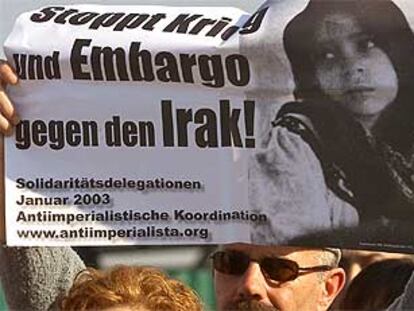 Un manifestante español porta una pancarta contra la guerra en Irak frente a la sede de la ONU en Bagdad.