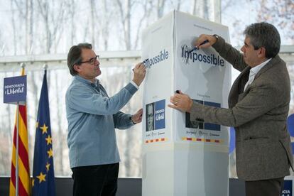 Artur Mas i Francesc Homs ratllen els cartells electorales.