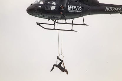 La aerialista Erendira Wallenda se cuelga bajo un helicóptero durante un truco sobre las cataratas de Horseshoe y del Niágara.