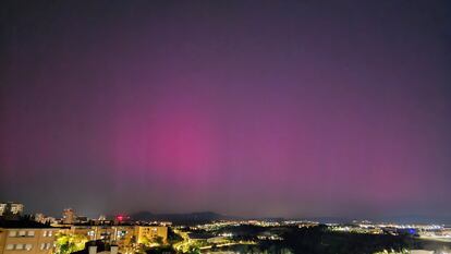 Aurora boreal en Sabadell (Barcelona), en una imagen cedida por la usuaria @LaValiente_ en la red social X.