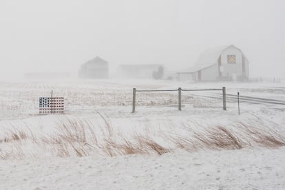 El paisaje en la carretera federal 20, durante una tormenta de nieve cerca de Galva, Iowa, el 13 de enero de 2024.