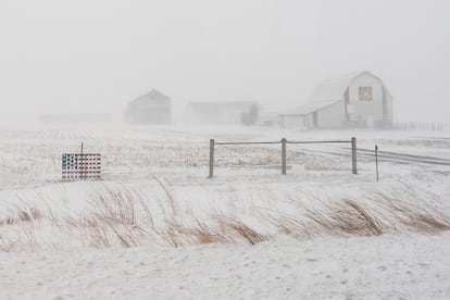 El paisaje en la carretera federal 20, durante una tormenta de nieve cerca de Galva, Iowa, el 13 de enero de 2024. 