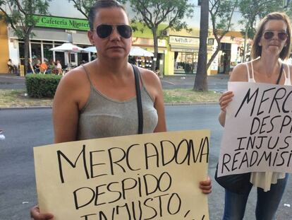 María Ángeles García y Patricia Cecilia Román, durante su protesta.