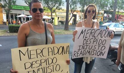 María Ángeles García y Patricia Cecilia Román, durante su protesta.