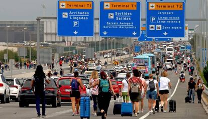 Viajeros caminando hacia el aeropuerto del Prat, durante el bloqueo del 14 de octubre.