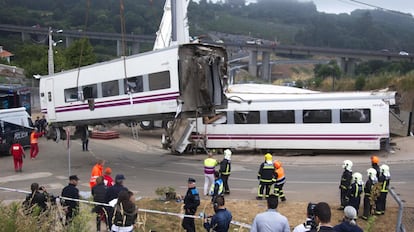 Según un informe de la Agencia Ferroviaria Europea, la investigación del accidente no había sido independiente, cuestionando la actuación del organismo español que lo llevó a cabo, la Comisión de Investigación de Accidentes Ferroviarios (CIAF), y abría la puerta a repetirla. Bruselas estimaba que la investigación se había centrado en el error humano del conductor y había obviado “cuestiones esenciales sobre el origen del accidente”, olvidando detalles como la colisión posterior tras el descarrilamiento, el incendio tras el impacto sin aportar suficiente luz sobre qué vagón fue el primero en salir de la vía. La propia agencia europea ofrecía a España sus expertos.