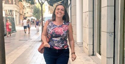 La nueva concejal de Protecci&oacute;n Ciudadana, Ana&iuml;s Menguzzato, a su entrada este lunes al Consistorio. 