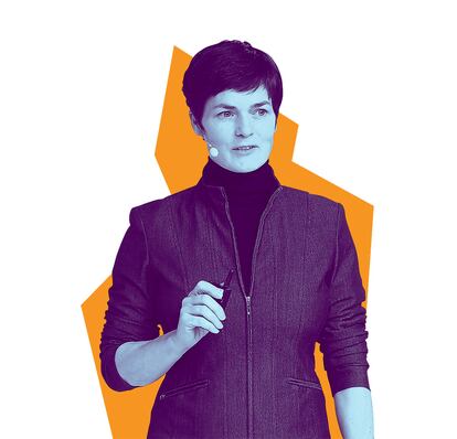 Ellen MacArthur, dio la vuelta al mundo y es reina de la circularidad.
¿Cómo se convierte una regatista que ha navegado alrededor del globo sin escalas en una de las mayores defensoras de un nuevo modelo económico mundial? La historia de Ellen MacArthur es tan curiosa como razonable: el tiempo que pasaba sola en
el barco y la necesidad de racionar metódicamente la comida con la que contaba le hizo darse cuenta de algo tan poco evidente para quienes rigen los destinos del mundo como que los recursos son limitados. En 2010 creó su propia fundación a la que aporta fondos para convencer a los gobiernos de todo el mundo de que el sistema debe cambiar: hay que darle varias vidas útiles a todos los materiales.