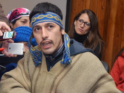 O líder mapuche Facundo Jones Huala fala com a imprensa local