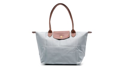 Bolso shopper Le Pliage, tamaño mediano y color gris, con detalles en cuero marrón, ideal para la oficina y para un look groutfit.