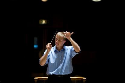 Petrenko dirigiendo un concierto en 2013.