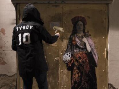 L artista TvBoy pinta un mural de la cantant de flamenc pop canonitzada a Barcelona