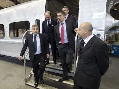 El 'lehendakari', Patxi López, y el presidente de Talgo, Carlos Palacio (segundo por la izquierda), en la planta de la empresa ferroviaria en Rivabellosa.